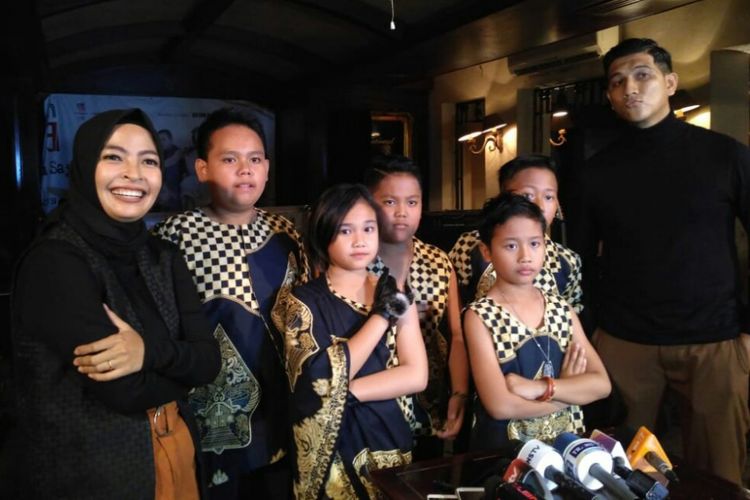 Personel grup musik anak Estudiante bersama Tantri KotaK (kiri) dan Arda NAFF (kanan) saat peluncuran album perdana Estudiante di kawasan Menteng, Jakarta Pusat, Kamis (24/1/2019).
