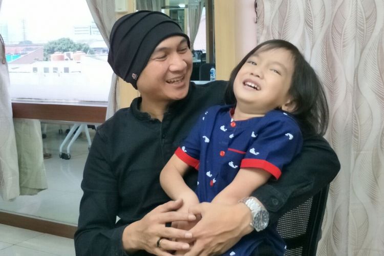 Anji mengajak putranya, Saga Omar Nagata, ketika mengunjungi Sekretariat PAPPRI (Persatuan Artis, Penyanyi, Pencipta Lagu, dan Pemusik Republik Indonesia), Tanah Abang, Jakarta Pusat, Jumat (6/4/2018).