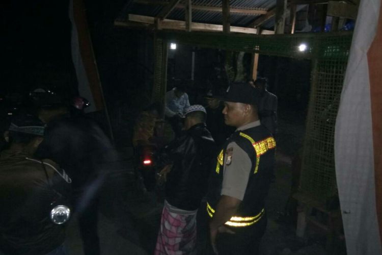Aparat kepolisian di Kabupaten Gowa, Sulawesi Selatan melakukan penjagaan pasca penemuan jasad warga setempat di dasar jurang. Sabtu, (29/7/2017).