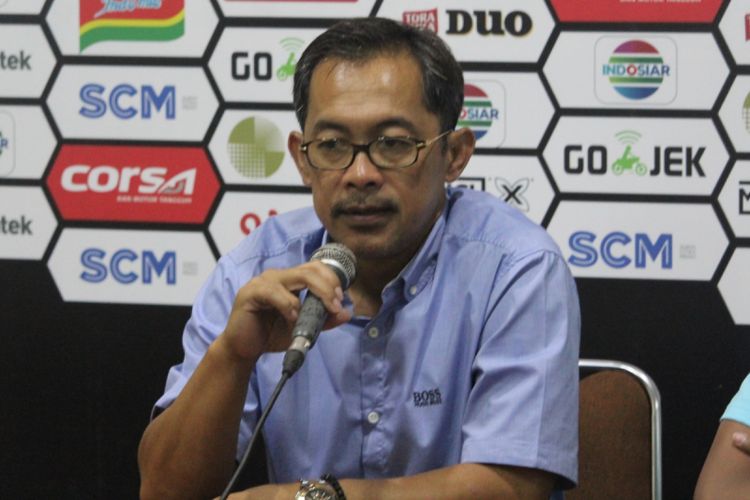 Pelatih Persela Lamongan, Aji Santoso saat konferensi pers usai kalahkan Persita Tangerang dalam laga perdana Grup E Piala Presiden 2019 di Stadion Kanjuruhan, Kabupaten Malang, Senin (4/3/2019)