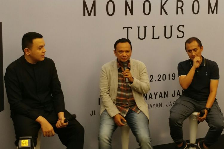 Penyanyi solo Tulus bersama CEO Rajawali Indonesia Communication Anas Syahrul Alimi dan Drajad Keesan selaku General Manager Event PT Melon Indonesia dalam jumpa pers Monokrom Tulus di kawasan Menteng, Jakarta Pusat, Jumat (21/12/2018).