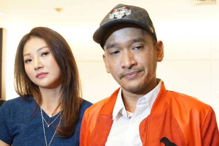 Ruben Onsu dan istrinya, Sarwendah Tan atau Wendah, menghadiri jumpa pers film Bus Om Bebek di gedung Pusat Perfilman H Usmar Ismail (PPHUI), Jakarta Selatan, Rabu (28/3/2018).