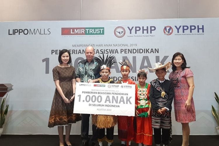 Penyerahan beasiswa Lippo Malls Indonesia secara simbolis di Lippo Mall Kemang, Jakarta, Selasa (6/8/2019).