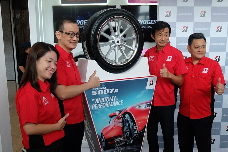 Bridgestone Indonesia perkenalkan produk khusus untuk mobil sport dan Presiden Direktur baru