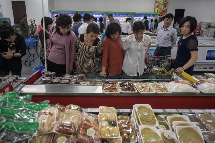 Warga Korea Utara memilih barang dagangan di sebuah pusat perbelanjaan di Pyongyang. Foto diambil pada Juni 2017.