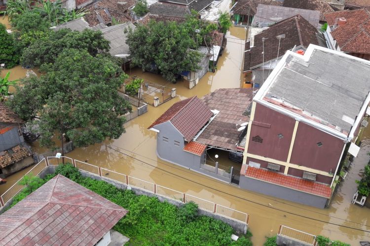 Bajir merendam dua perkampungan di Kecamatan Labuan, Kabupaten Pandeglang, Rabu (26/12/2018). Empat hari lalu, kawasan ini juga menjadi wilayah terdampak tsunami Selat Sunda.