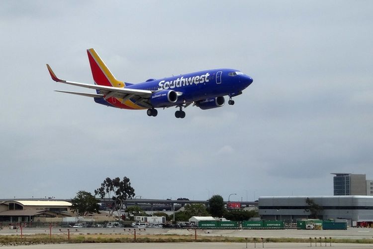 Pesawat Boeing 737 milik maskapai penerbangan Southwest Airlines.