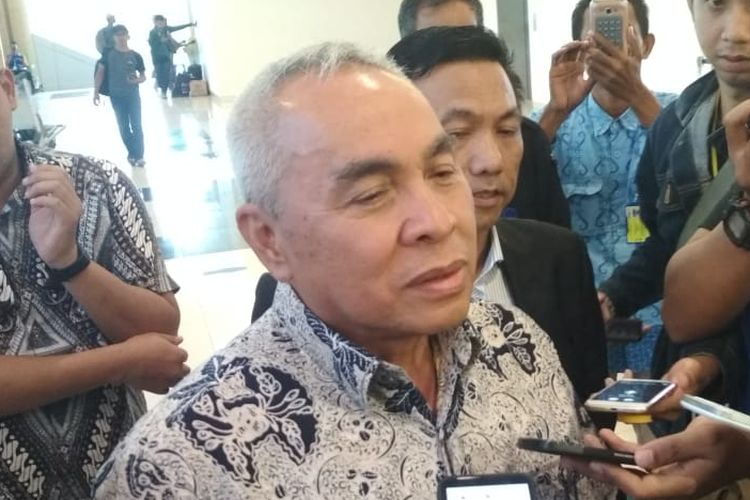 Gubernur Kaltim Isran Noor diwawancarai awak media saat tiba di Bandara APT Pranoto Sungai Siring Samarinda, Selasa (27/8/2019).