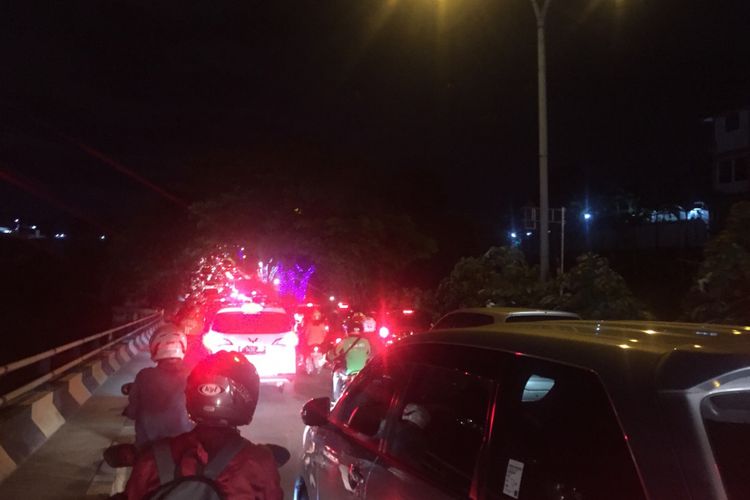 Kemacetan di Jalan Ir Haji Juanda , Depok, Kamis (17/1/2019).