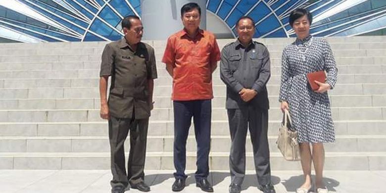 Konsulat Jenderal (Konjen) China di Denpasar, Gou Haodong (kedua dari kiri) bersama Kadispar NTT Marius Ardu Jelamu (kedua dari kanan), di Kupang, Selasa (24/4/2018).