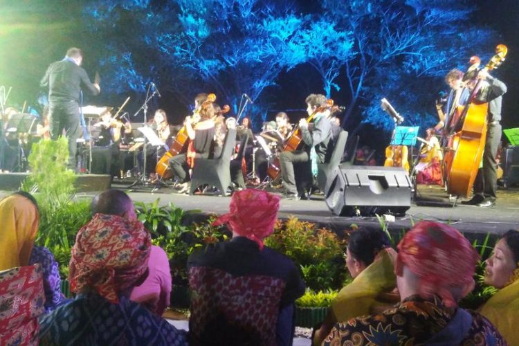 Penampilan Orkestra OCAS Spanyol,  kolaborasi bersama seniman Kontemporer Pedati. 