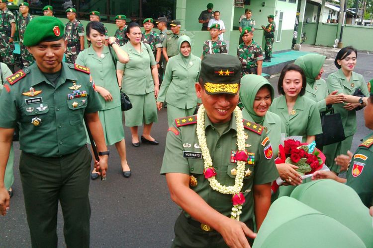 Pangdam IV/Diponegoro Mayjen TNI Wuryanto menyalami anggota di Makodim 0735/Surakarta, Solo, Jawa Tengah, Jumat (19/1/2018).