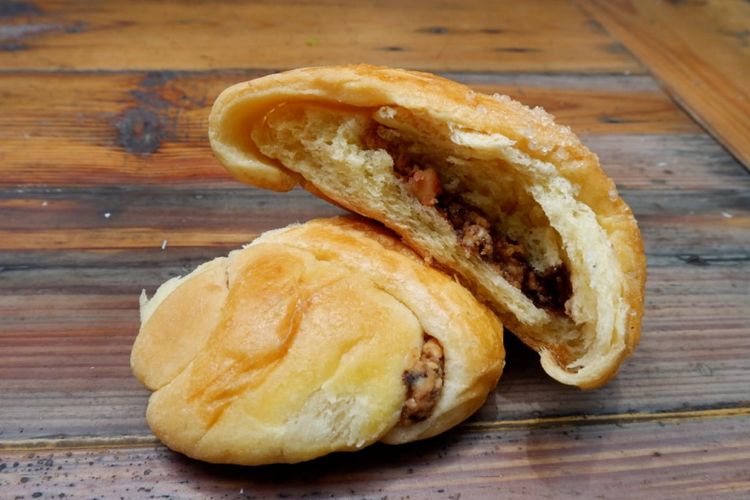 Roti kacang produksi Toko Roti dan Kueh Sidodadi.