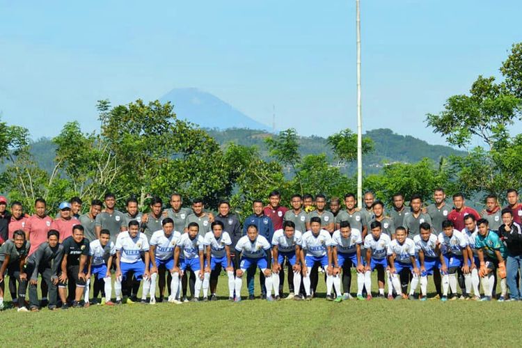 Skuad PSIS Semarang foto bersama saat pemusatan latihan di Bandungan, Semarang.