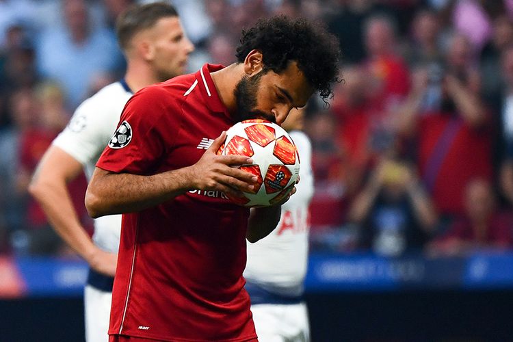 Pemain Liverpool Mohamed Salah mencium bola sebelum melakukan tendangan penalti, saat melawan Tottenham Hotspur pada final Liga Champions 2019 di Stadion Wanda Metropolitano, Madrid, Sabtu (1/6/2019) atau Minggu dini hari. Liverpool menjadi juara Liga Champions 2018-2019 setelah mengalahkan Tottenham Hotspur 2-0.