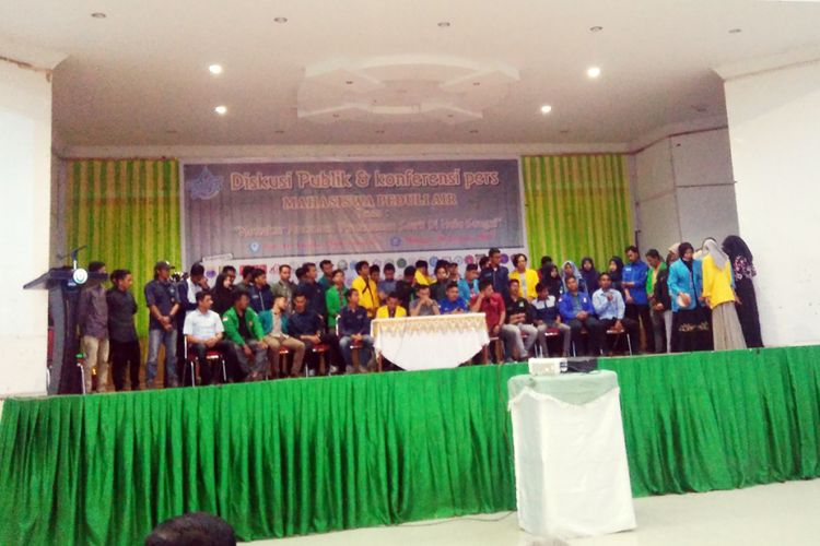 Sebanyak 80 organisasi yang tergabung dalam Koalisi Peduli Air membacakan pernyataan sikap mendesak Bupati Aceh Utara Muhammad Thaib menghentikan aktivitas pembukaan lahan sawit baru di Gedung Aula Akademik Cunda, Lhokseumawe, Minggu (20/1/2019)