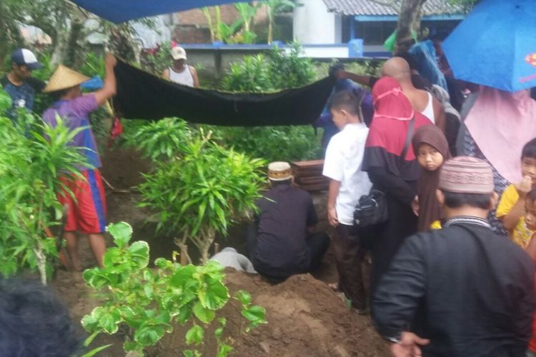 Prosesi pemakaman Ani, ibunda Al Rayyan Dzikri Nugraha (10), di pemakaman umum Dusun Gedongan, Desa Blondo, Kecamatan Mungkid, Kabupaten Magelang, Kamis (8/3/2018).