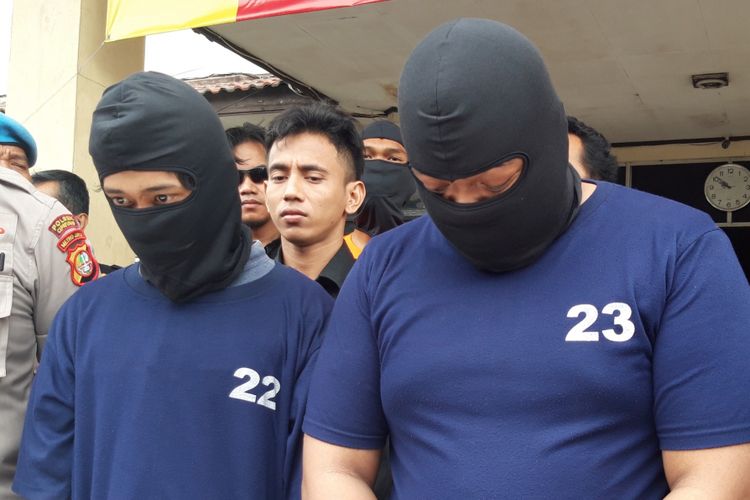 AH dan WS, dua pelaku pencurian motor yang jual hasil curian lewat jejaring sosial facebook ditangkap tim Polsek Cipayung, Jakarta Timur, Jumat (18/1/2019)