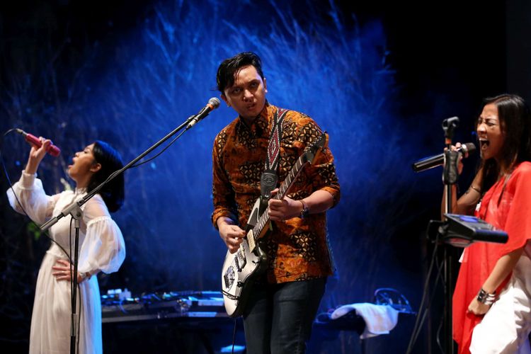 Grup Barasuara menghibur penonton saat konser bertajuk Guna Manusia pada gelaran Liztomania volume 4 di Gedung Kesenian Jakarta, Selasa (14/8/2018).