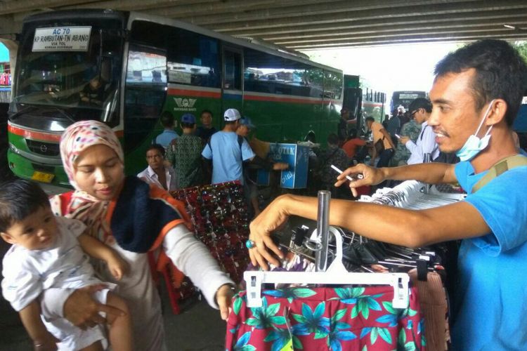 Pedagang kaki lima di trotoar Blok F Pasar Tanah Abang.