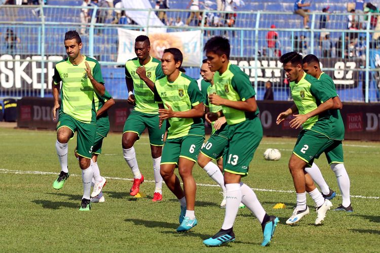 Pemain naturalisasi Persebaya Surabaya, Otavio Dutra (kiri) saat pemanasan jeng derbi Jatim melawan tuan rumah Arema FC pada Pekan 14 Liga 1 2019 di Stadion Kanjuruhan Kabupaten Malang, Jawa Timur, Kamis (15/08/2019) sore.