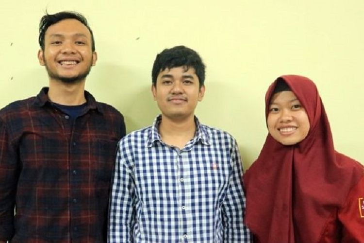 Tiga mahasiswa Program Studi Fisika FMIPA Unpad yang mengembangkan sistem pendingin aktif pada reaktor nuklir.