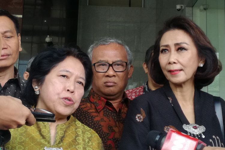 Anggota Pansel Calon Pimpinan KPK sekaligus Pakar hukum pidana dan HAM Harkristuti Harkrisnowo (tengah kiri) bersama Ketua Pansel Calon Pimpinan KPK Yenti Ganarsih (tengah kanan) di Gedung Merah Putih KPK, Jakarta, Rabu (12/6/2019) 