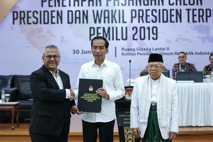 Ketua KPU, Arif Budiman menyerahkan berkas keputusan penetapan pada pasangan calon presiden dan wakil presiden no urut 01, Joko Widodo dan Maruf Amin dalam Rapat Pleno Terbuka Pasangan Calon Presiden dan Wakil Presiden Terpilih Pemilu 2019 di Kantor Komisi Pemilihan Umum, Jakarta, Minggu (30/6/2019). KPU menetapkan pasangan Joko Widodo dan Maruf Amin sebagai presiden dan wakil presiden terpilih.