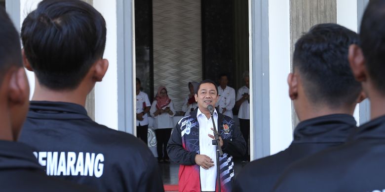 Wali Kota Semarang Hendrar Prihadi saat melepas keberangkatan tim PSIS U-17 untuk berlaga di Piala Soeratin 2019 tingkat Jawa Tengah,  di Balai Kota Semarang, Rabu (31/7/2019).