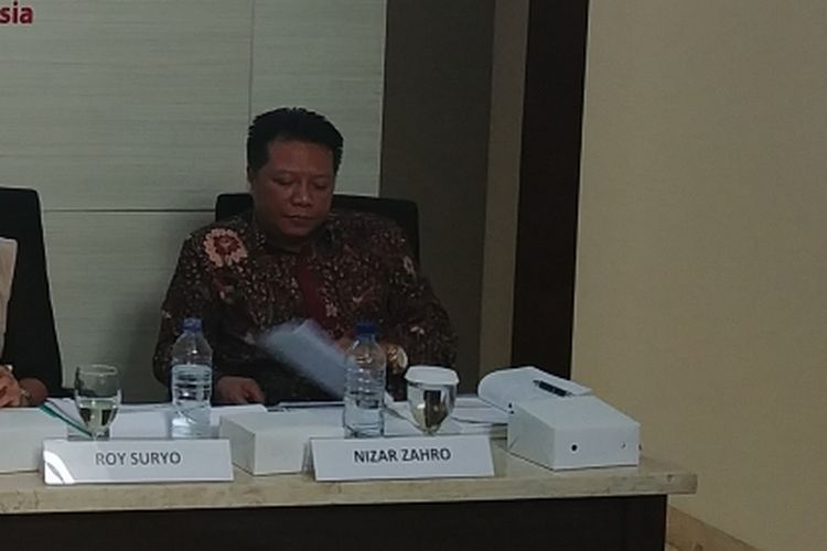 Direktur Eksekutif Indikator Politik Burhanuddin Muhtadi, Politisi Partai Demokrat Roy Suryo, Politisi PDI-P Puti Guntur Soekarno, dan Politisi Gerindra Nizar Zahro dalam rilis survei indikator politik, di Jakarta, Rabu (11/10/2017).