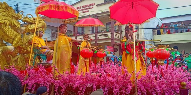 Perayaan Cap Go Meh atau Goan Siau Imlek 2570 di Sulawesi Utara yang diselenggarakan di kawasan Klenteng Ban Hin Kiong Manado, Selasa (19/2/2019).