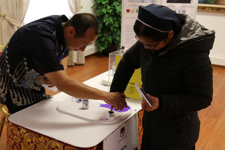 Suasana pemungutan suara dalam Pemilihan Umum 2019 yang berlangsung di KBRI Lisbon, Portugal, Sabtu (13/4/2019).