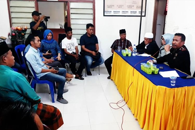 Pemerintah Desa Lamunre melakukan pertemuan dengan sejumlah pihak membahas persoalan cinta terlarang kakak adik yang membuat resah warga setempat, Minggu (28/7/2019)