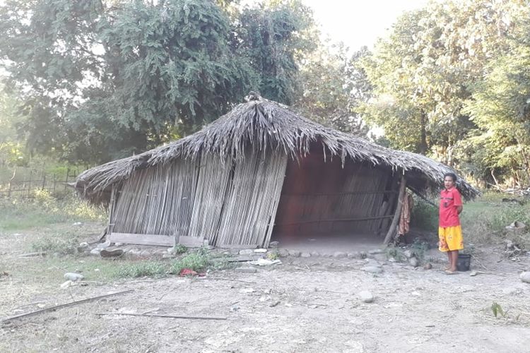 Kondisi rumah Paulina Orde (46), saat belum direnovasi oleh anggota TNI, dari Satuan Tugas Pengamanan Perbatasan (Satgas Pamtas) RI-Timor Leste, Batalyon Infanteri Mekanis 741/Garuda Nusantara, Sektor Barat
