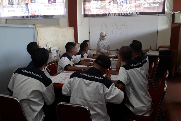 Warga binaan Lapas Kelas 1 Cipinang, Jakarta Timur, mengikuti pelatihan tata busana di Lapas Cipinang, Senin (18/3/2019).