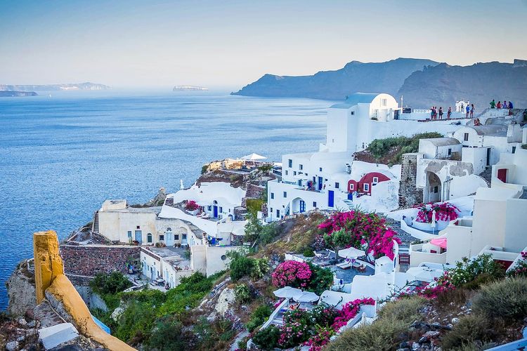 Santorini menjadi wilayah ter-romantis di Yunani karena menyuguhkan pemandangan laut dan bangunan yang menakjubkan.