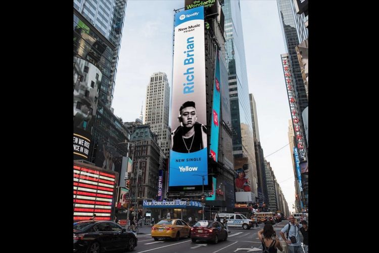 Wajah penyanyi rap asal Indonesia, Rich Brian, kembali menghias Times Square, New York, AS. Hal ini diketahui pada Sabtu (29/6/2019).
