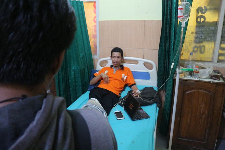 Khotim Fadli (31), Ketua Panitia Pemilihan Kecamatan (PPK) Kesamben Kabupaten Jombang Jawa Timur, saat menjalani perawatan di Puskesmas Kesamben. Pada Rabu (24/4/2019) malam, dia jatuh pingsan ditengah proses rekapitulasi perolehan suara.            