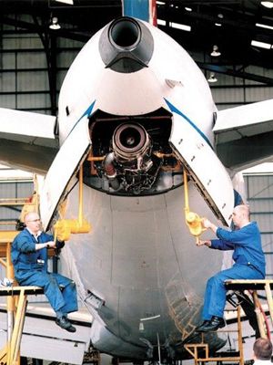 Mekanik pesawat membongkar perangkat APU di ekor pesawat A320.