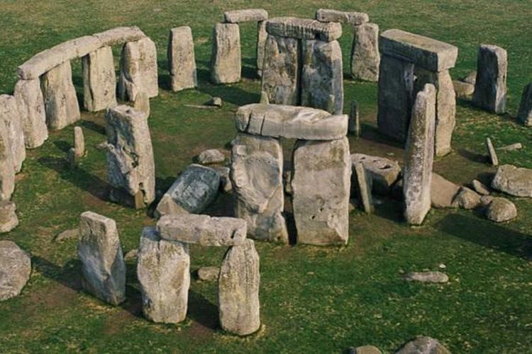 Batu-batu Stonehenge di Inggris.