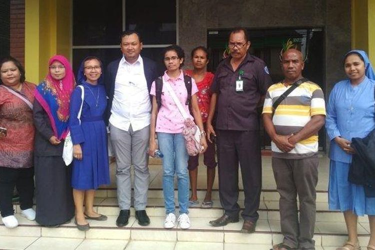 Yuliana Misa (baju merah muda) bersama petugas BP3TKI, KBRI, dan para suster di Kantor BP3TKI Kupang, Senin (25/3/2019).
