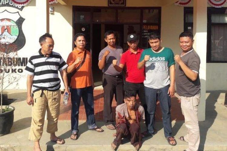 AND (jongkok) pelaku pemerkosaan ditangkap aparat Polsek Kotabumi Utara, Minggu (1/9/2019) sekitar pukul 05.00 WIB. AND yang baru empat hari keluar dari penjara ini ditangkap setelah memerkosa anak tirinya.