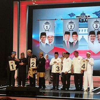 Empat pasangan calon gubernur-wagub Jawa Barat Ridwan Kamil (kiri)-Uu Ruzhanul Ulum (kedua kiri), TB Hasanuddin (ketiga kiri)-Anton Charliyan (keempat kiri), Sudrajat (keempat kanan)-Ahmad Syaikhu (ketiga kanan), dan Deddy Mizwar (kedua kanan)-Dedi Mulyadi (kanan) menunjukkan nomor urut masing-masing saat rapat pleno pengundian nomor urut oleh KPU Jawa Barat di Sport Centre Arcamanik, Bandung, Jawa Barat, Selasa (13/2/2018). Pasangan Ridwan Kamil-Uu mendapat nomor urut satu, TB Hasanuddin-Anton nomor urut dua, Sudrajat-Syaikhu nomor urut tiga, dan Deddy Mizwar-Dedi Mulyadi nomor urut empat.