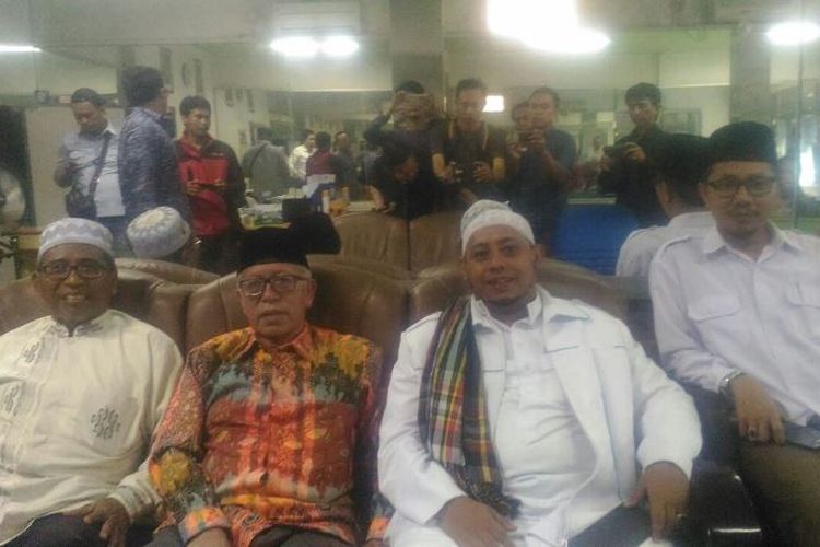 Gabungan ormas Islam saat memberikan keterangan pers seusai melaporkan Sukmawati ke Polda Sumsel, Kamis (5/4/2018).
