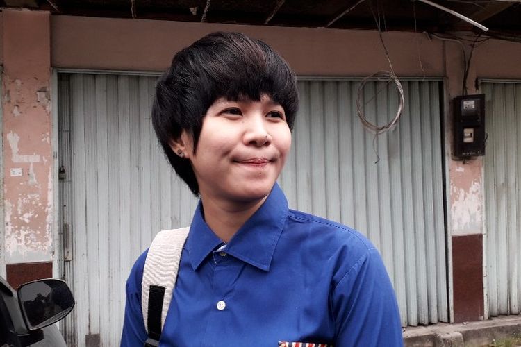 Antika (23) kasir diskotek Exotic mengecek penutupan tempat kerjanya yang dilakukan oleh Satpol PP pada Kamis (19/4/2018).