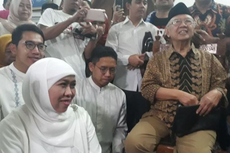 Calon Gubernur Jawa Timur nomor urut 1 Khofifah Indar Parawansa tersenyum mendampingi KH Sholahuddin Wahid di kediamannya. Gus Sholah adalah salah satu kiai yang menyokong dan mendorong Khofifah maju di Pilgub Jawa Timur 2018.