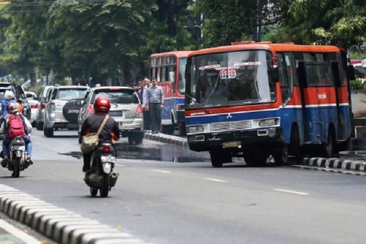 Bus metromini jurusan Blok M - Fatmawati - Pondok Labu melompati separator dan melawan arus untuk mendahului bus lainnya di jalan Melawai, Jakarta Selatan, Senin (7/12). Prilaku ugal-ugalan supir bus di jalan tidak hanya membahayakan keselamatan penumpang tetapi juga pengguna jalan lainnya. 

Kompas/Priyombodo (PRI)
07-12-2015