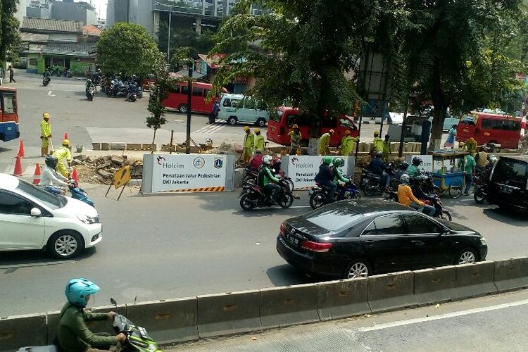 Dinas Bina Marga DKI Jakarta telah memulai proyek perbaikan jalur pedestrian atau trotoar di kawasan sekitar Terminal Grogol yang terlrtak di jalan Kyai Tapa, Grogol Petamburan, Jakarta Barat, Kamis (10/8/2017).