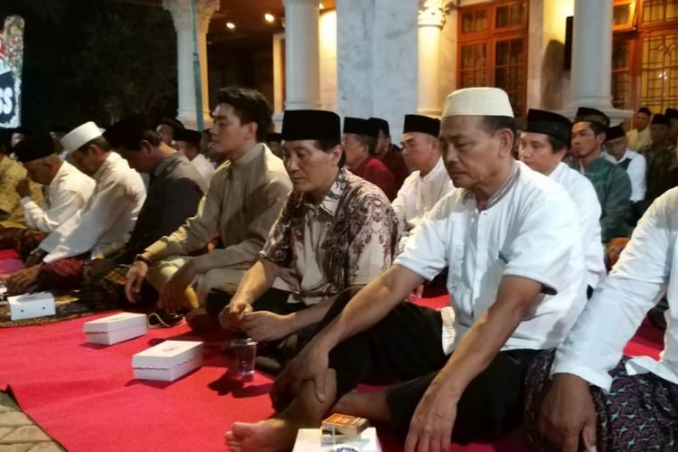 BERDOA--Vokalis Band Seventeen, Ifan (empat dari kanan) ikut rangkaian kirim doa bersama orang tua, keluarga almarhumah istrinya, Dylan Sahara dan warga di kediaman mertuanya di Kota Ponorogo, Kabupaten Ponorogo, Jawa Timur, Sabtu ( 28/12/2018) malam.