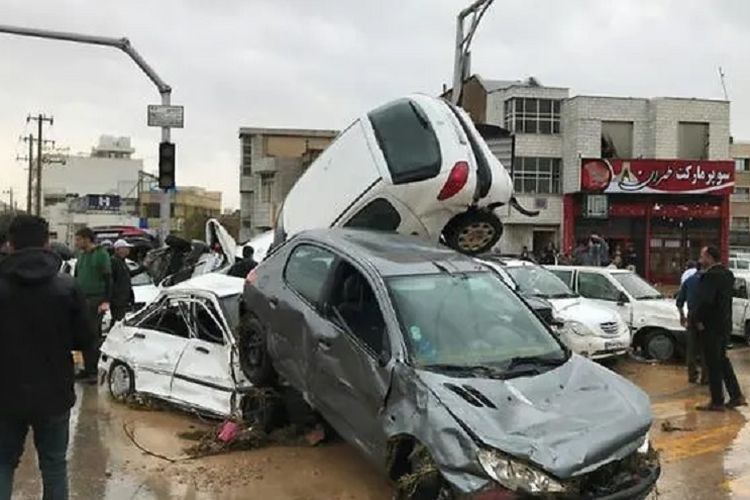Sejumlah kendaraan bertumpuk dan rusak setelah diterjang banjir di Iran.
